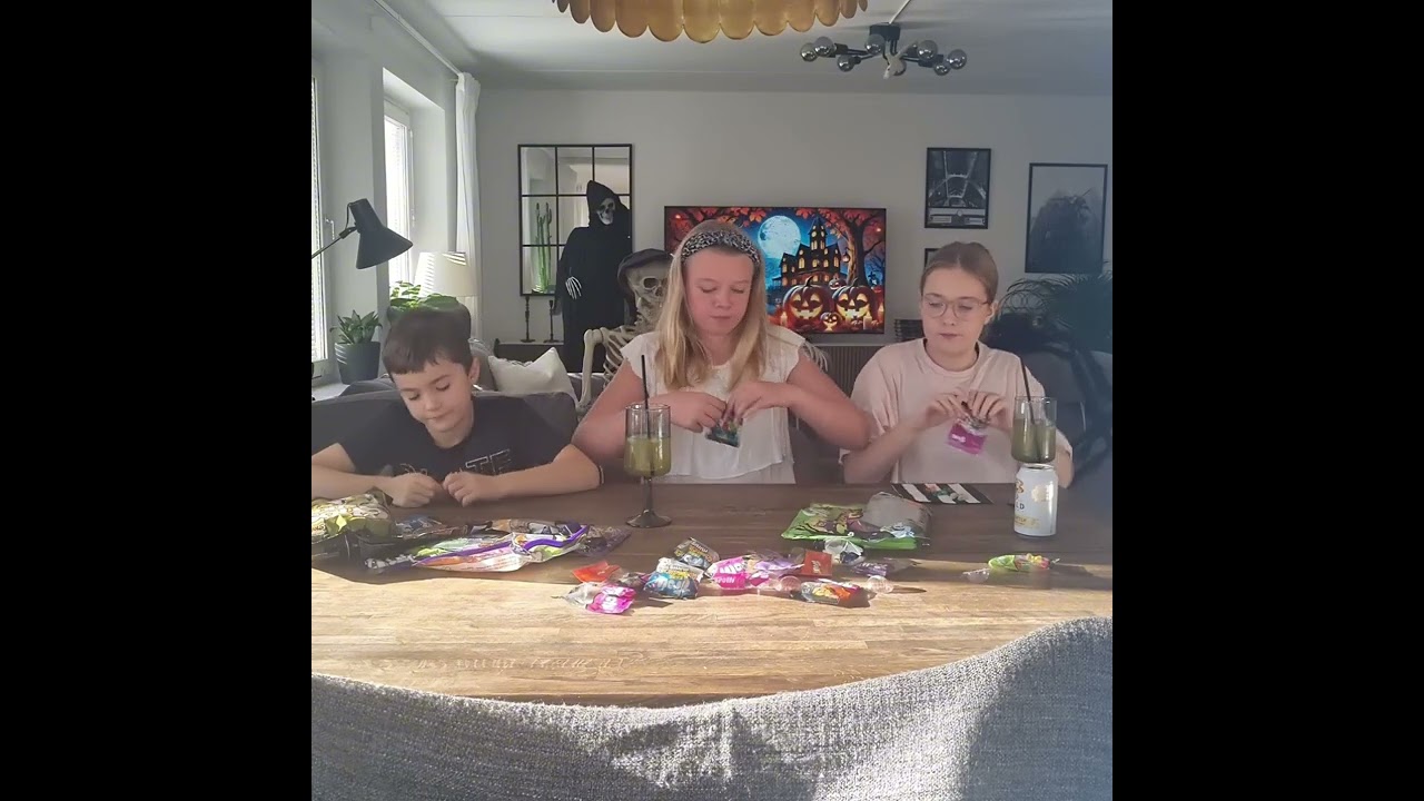 Testar Halloween godis med gäst del 2.