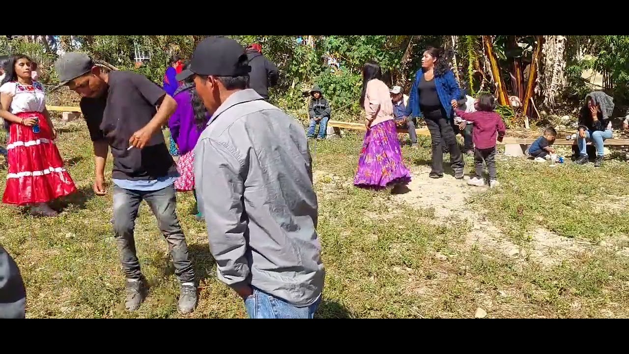 con la música del...TROMPETISTA ALEGRE OFICIAL... asi  baila la gente de Santo Reyes Sochiquilazala