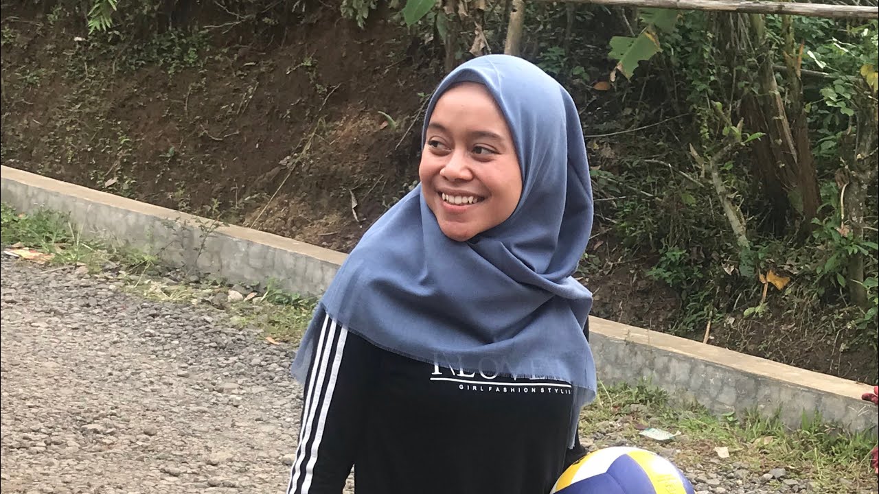 Gini rasanya main voli tengah jalan bareng Lesti