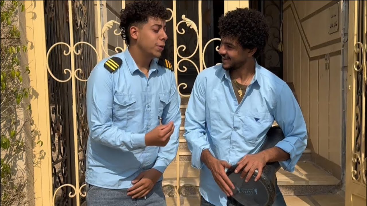 بنت بتمسك ايد شاب أثناء شغله وللأسف !!😱