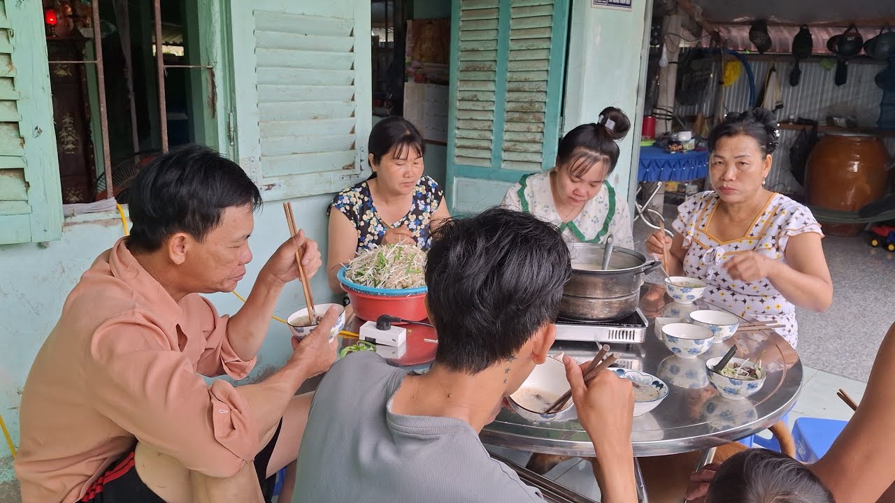 Các cô làm bánh xèo, đầu năm mới miền tây.