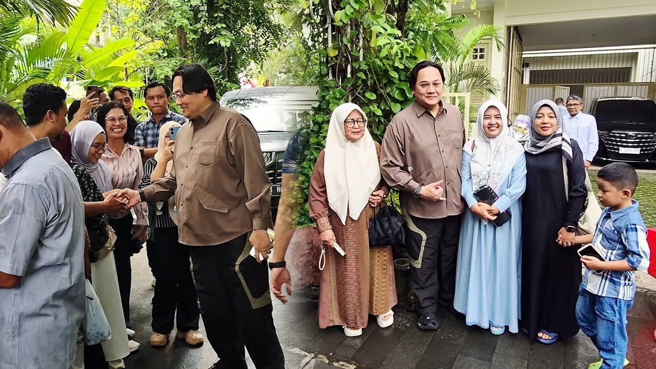 Farhat Abas Jadi Rebutan Foto Di Kediaman Pak Jokowi 