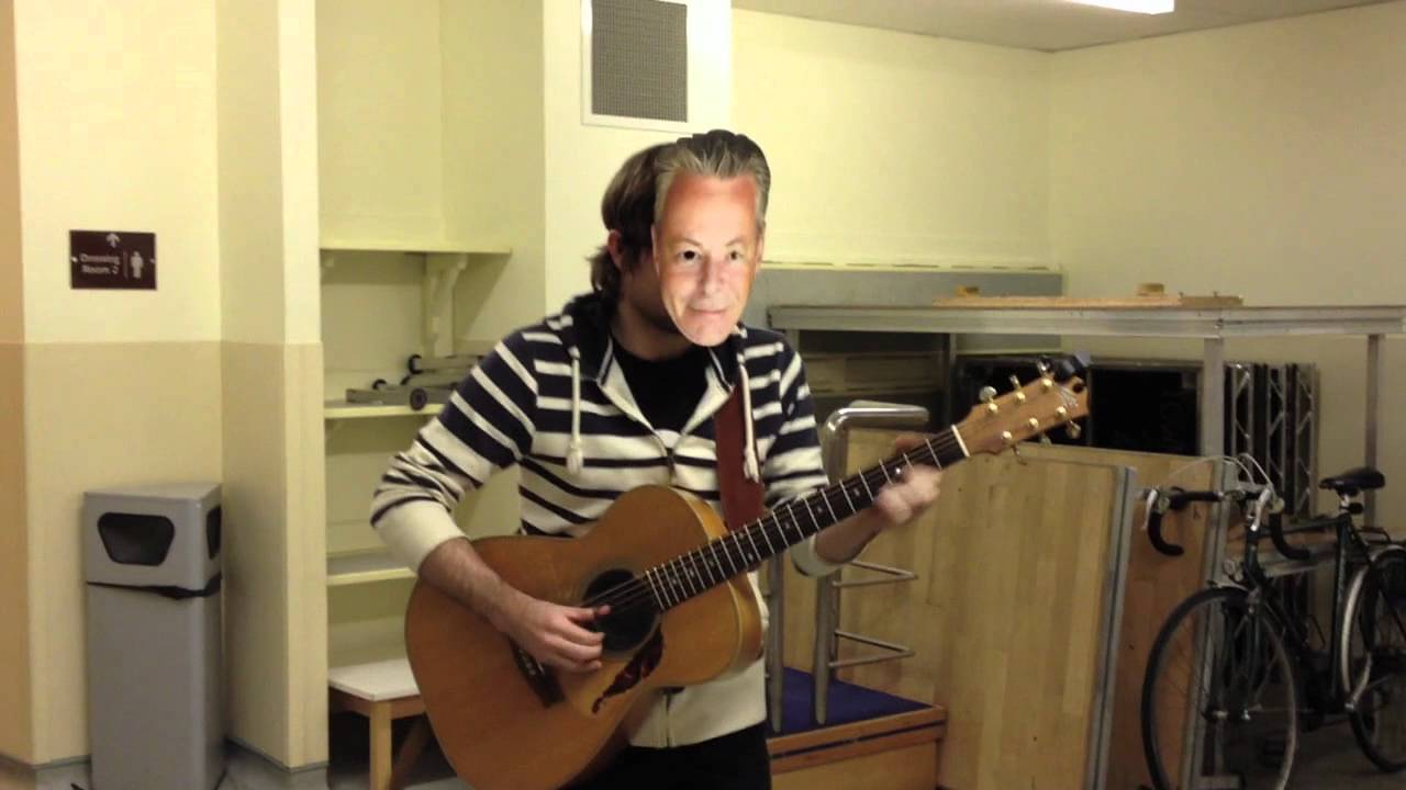 Gareth Pearson Impersonating Tommy Emmanuel (Hilarious!)