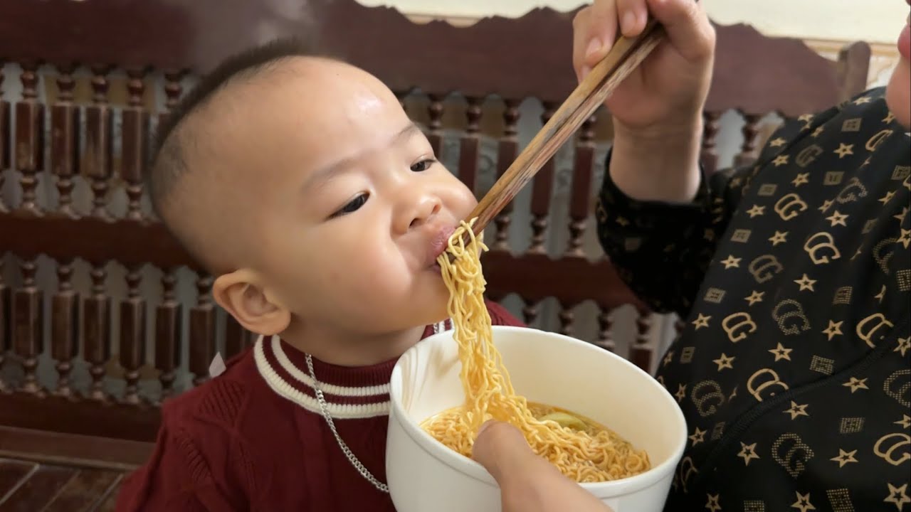 Coca Được Bà Nội Mua Quần Áo Tết Rực Rỡ Quá 