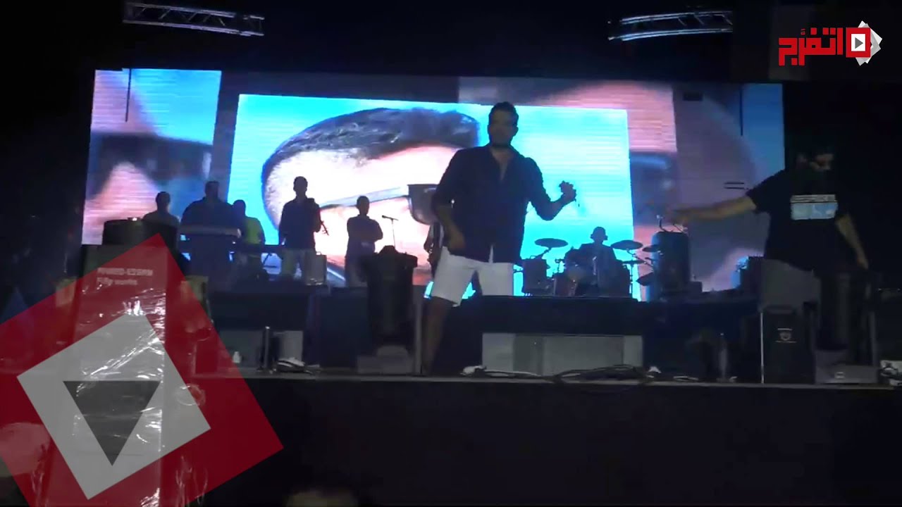 اتفرج| طفل تائه يبكي لمحمد حماقي على مسرح حفل مارينا