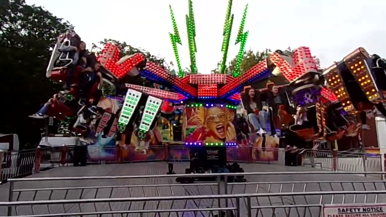 Экстремальное катание на внедорожниках Albert Holland Tivoli Extreme Offride на ярмарке Nottingha...