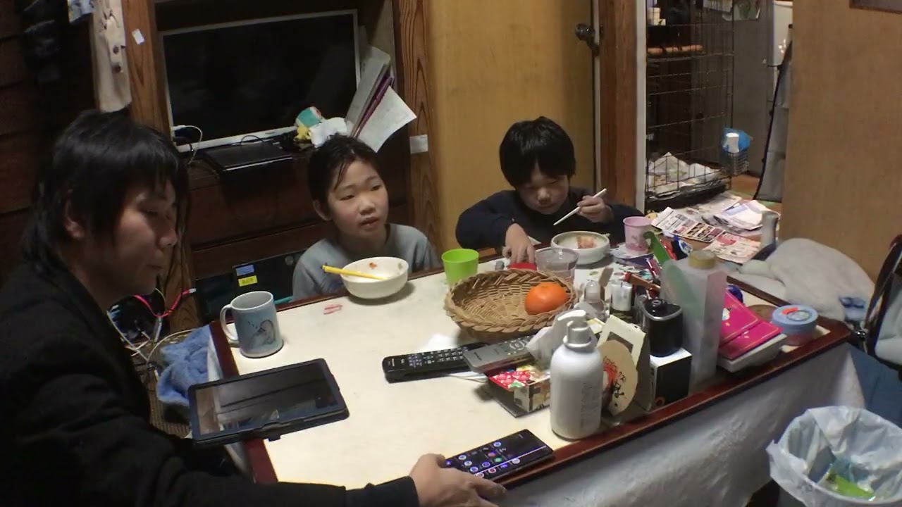 目玉焼きベーコンみそ汁晩ご飯　子どもたちは炒り卵