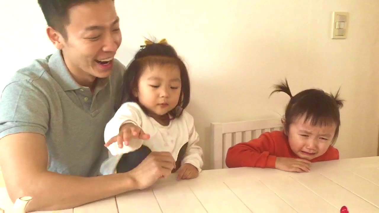 사랑하는 서원 애기와 딸기 놀이 playing with a baby and a strawberry! 딸기로 울리기^^;;