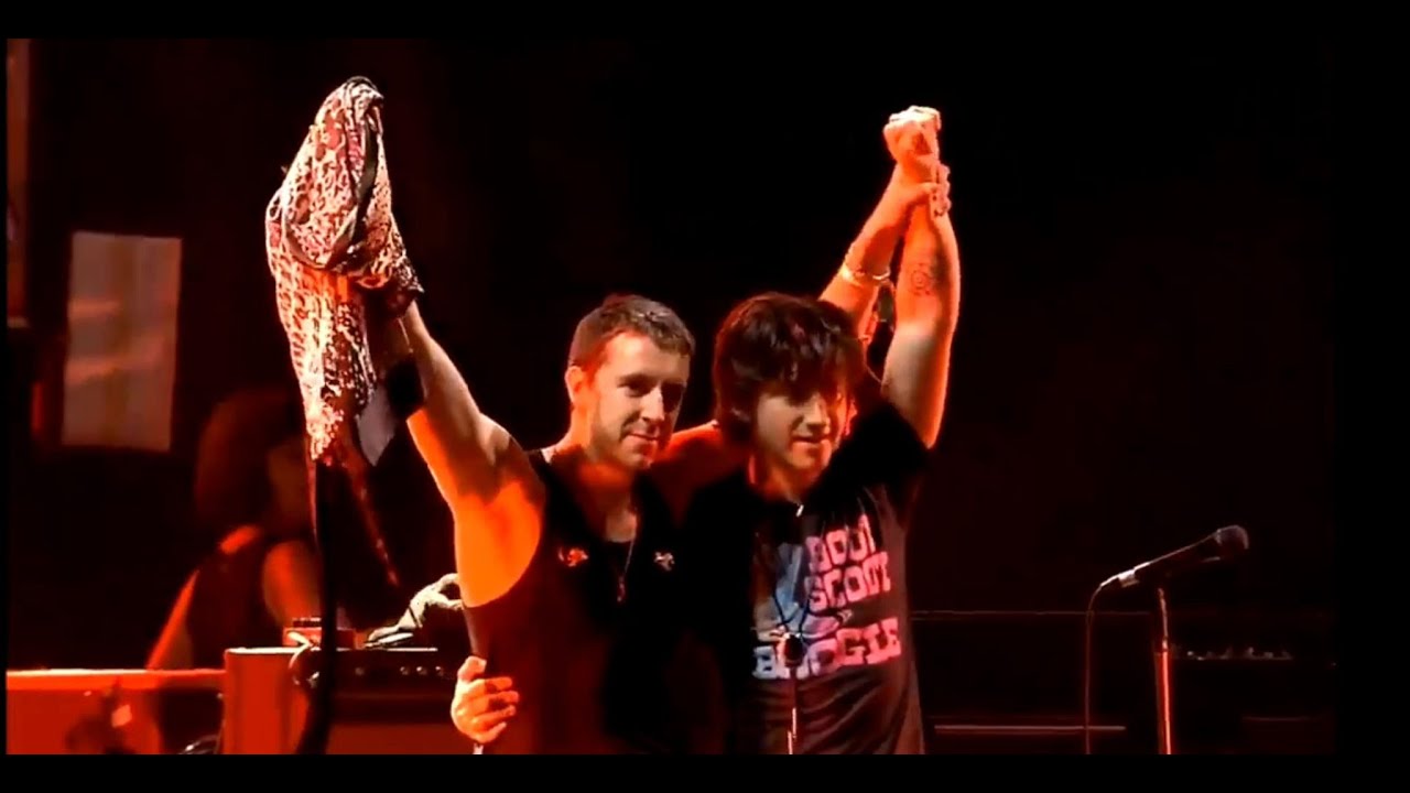 miles kane and alex turner are being amazing at concerts (eycte era)