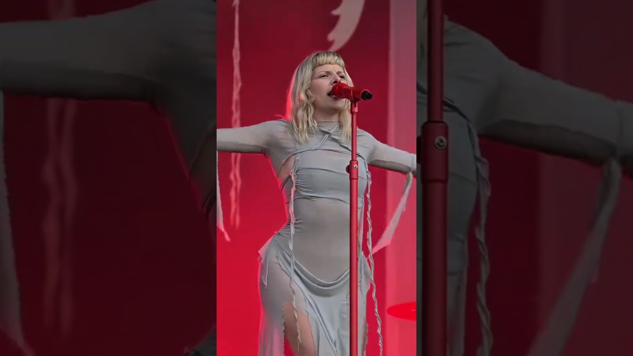 AURORA singing Heathens at "Rock en Seine" 2025