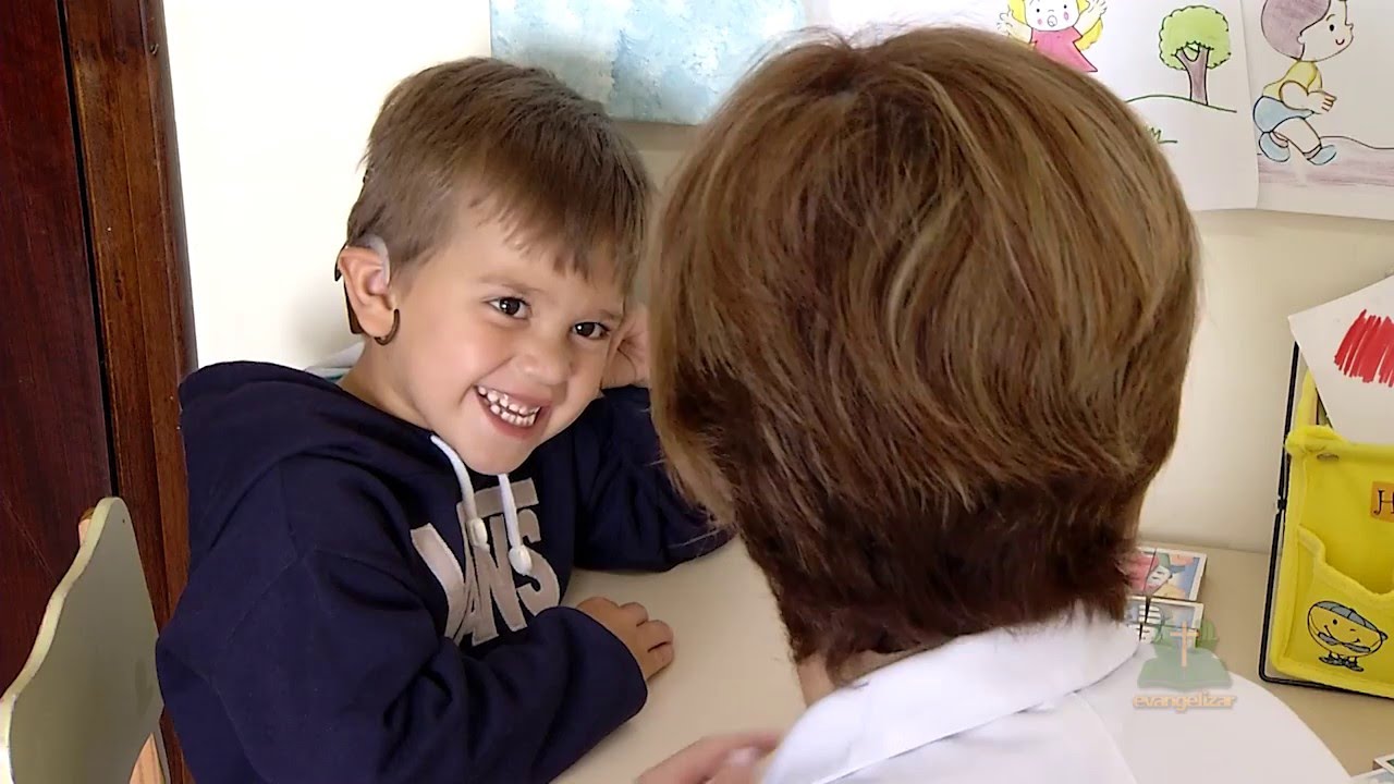 JORNALISMO | IMPLANTE COCLEAR DEVOLVE AUDIÇAO A PACIENTES SURDOS [CC]