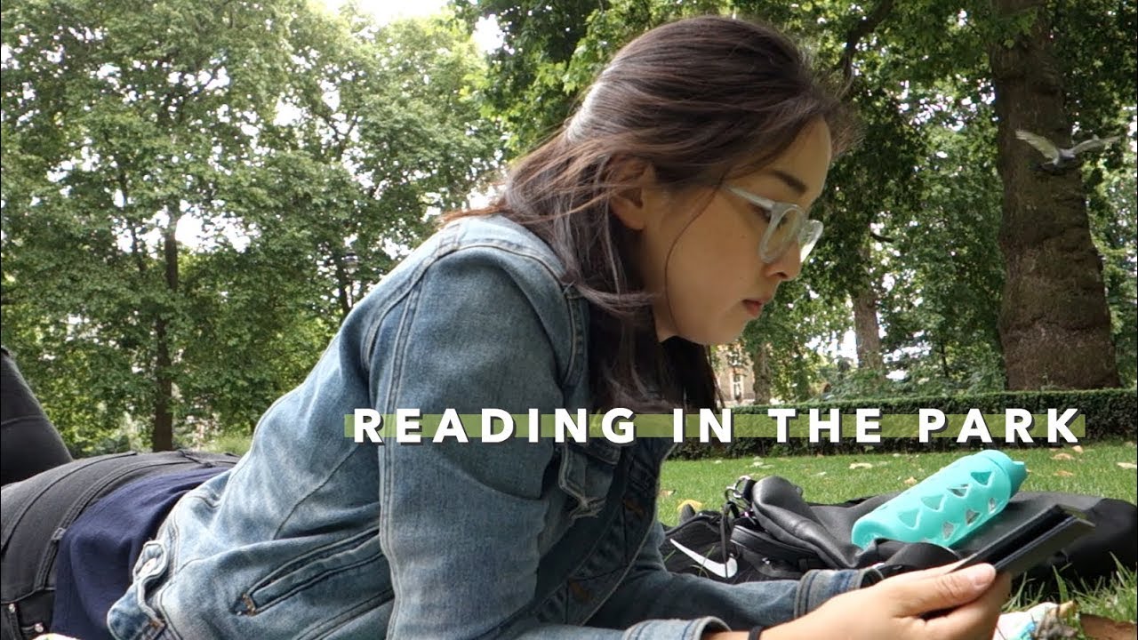 Reading in a London Park + ’90s Party 🕺 | Vlogust Day 4