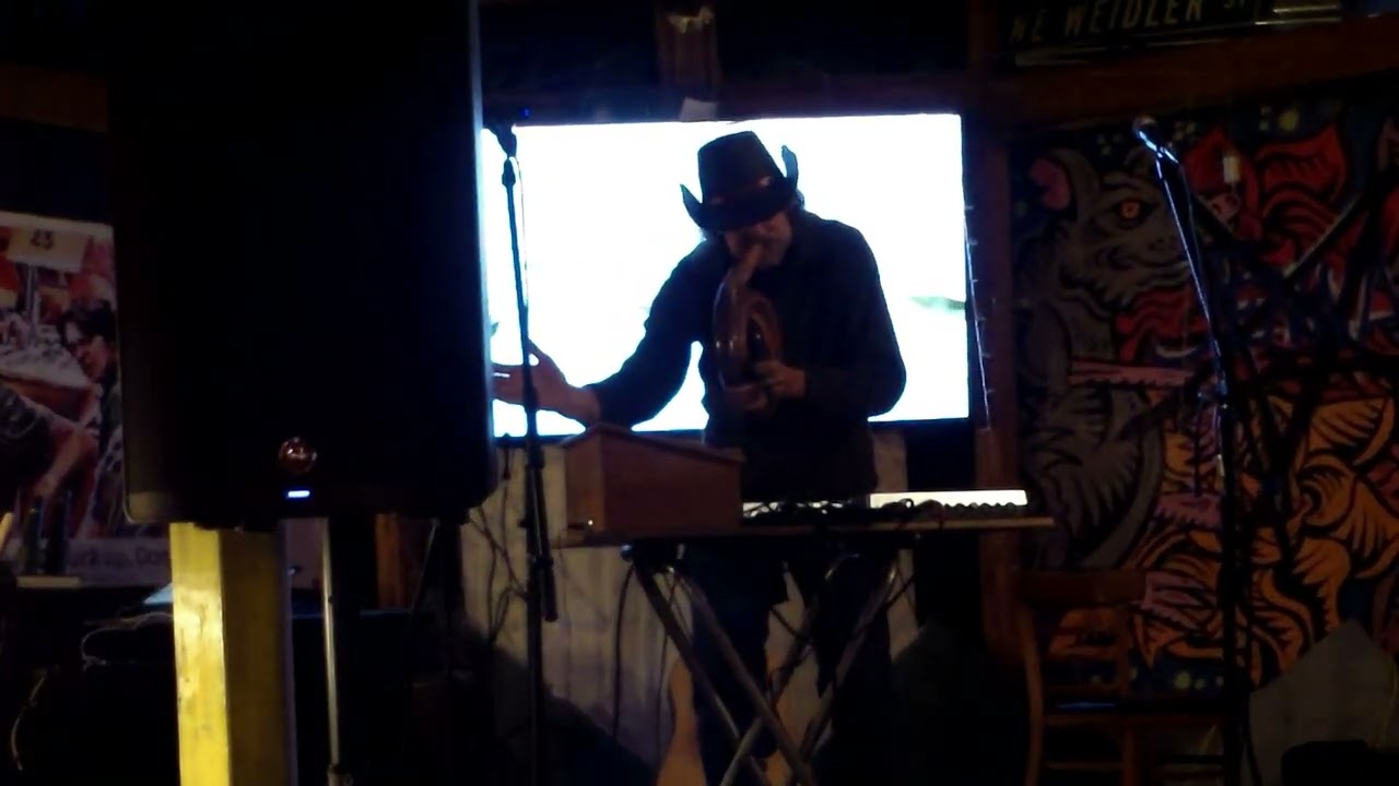 John Hardin on Theremin and Electric Didgeridoo live @ Rose and Thistle, PDX #didgeridoo #theremin