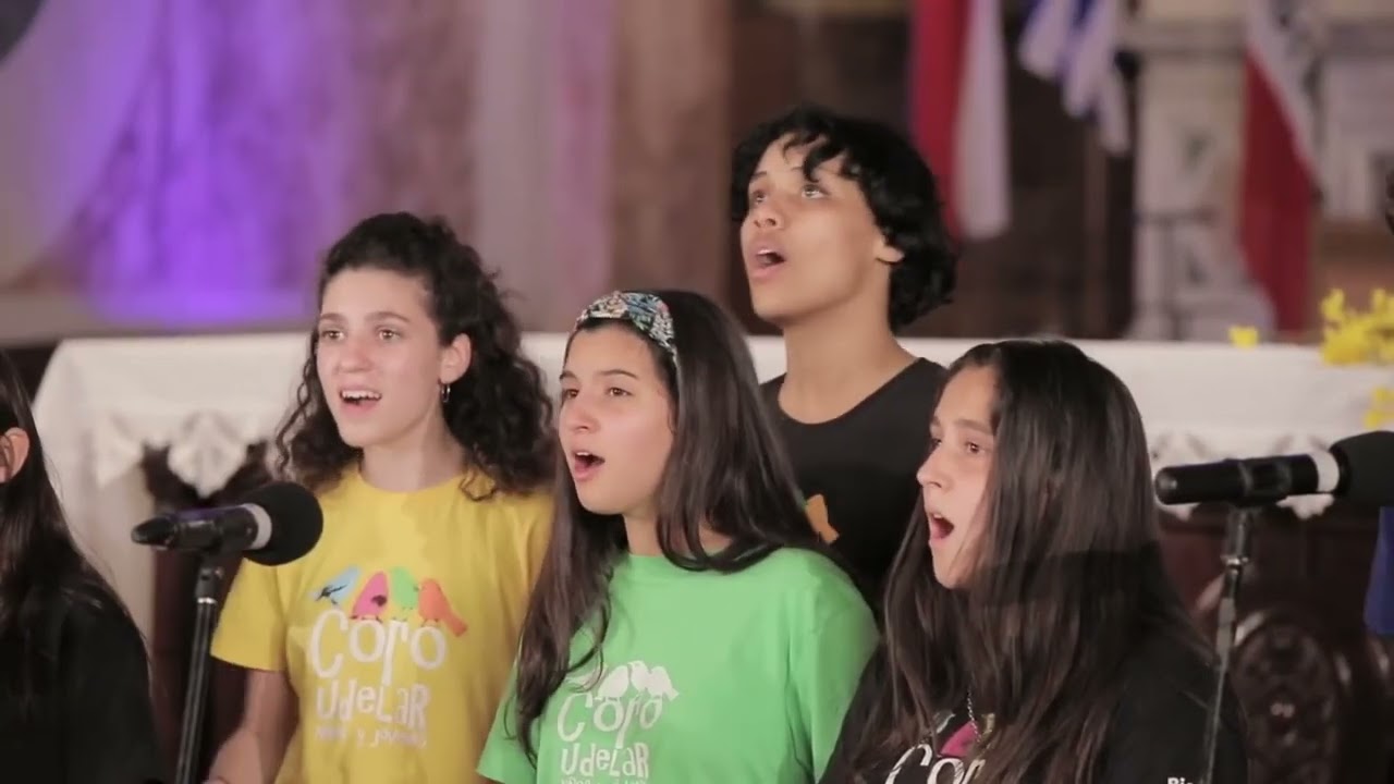 Coro de niños y jóvenes de la UDELAR. Dir. Prof. Chiara Daniele “Day tripper” y “Pájaros de barro”