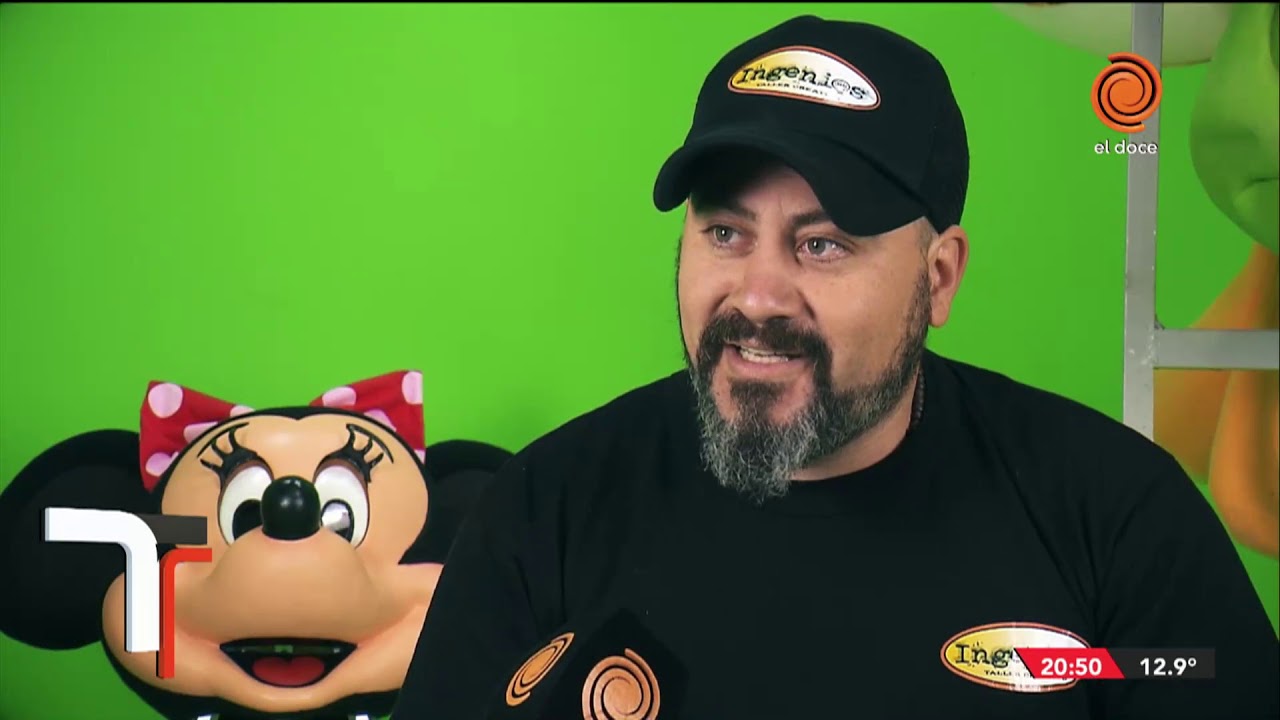 Hace máscaras de los personajes de Disney y las vende al mundo