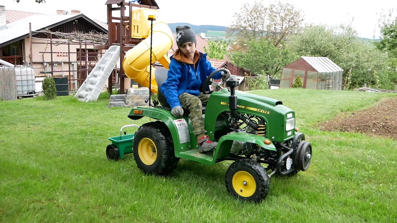Hnojenie trávnika s John Deere   29.5.2021