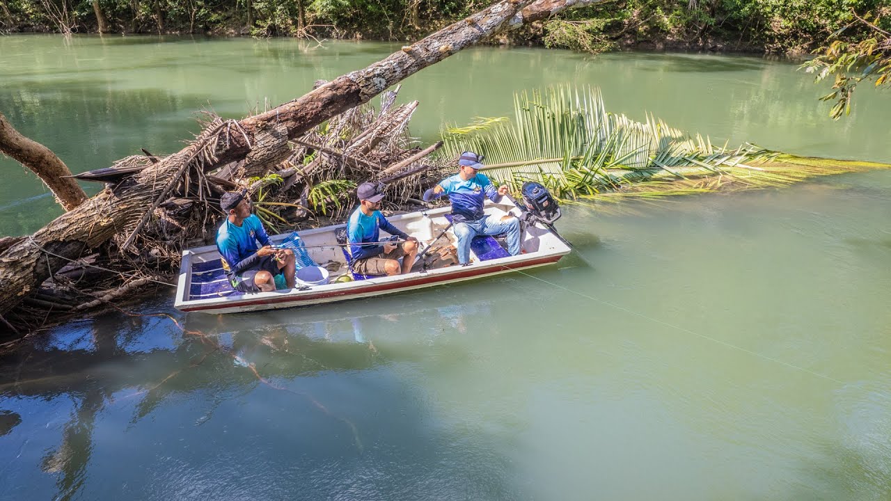 Pesca y cocina explorando un rio y casas abandonadas usando una técnica para atrapar miles de peces