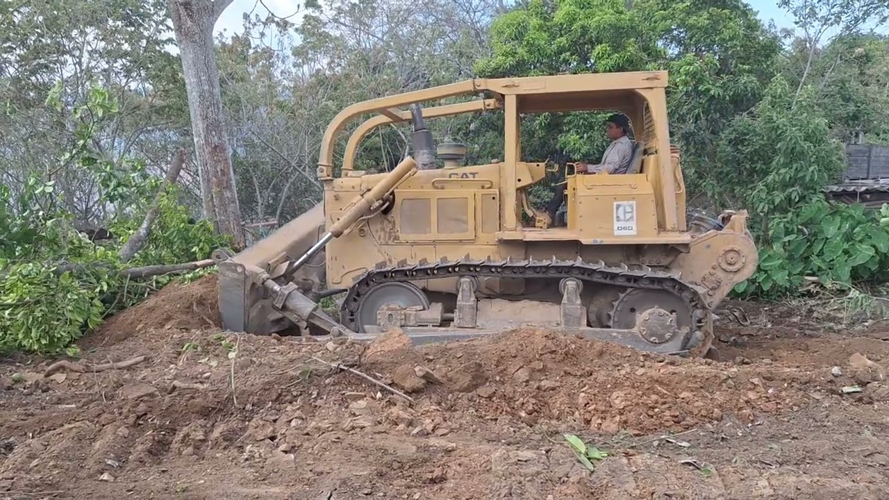 tractor Caterpillar D6d trabajando