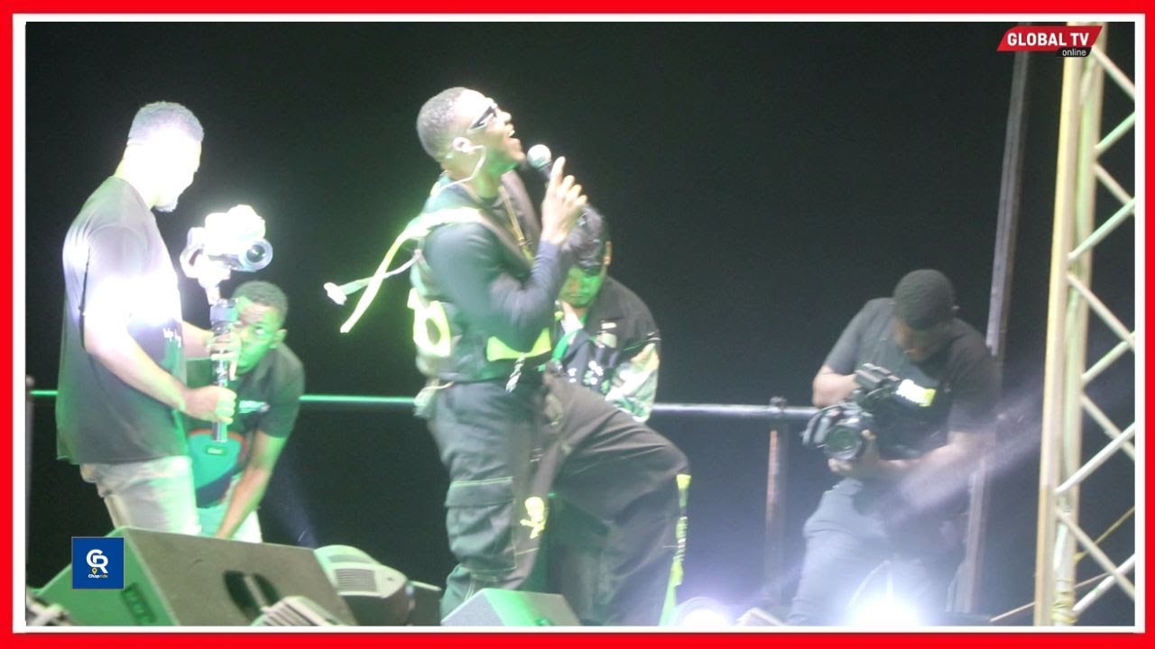 MASHABIKI WAMGOMEA ALIKIBA ASISHUKE STEJINI AENDELEE KUPAFOMU, CHEKI ALIVYOWAIMBISHA MWANZO MWISHO