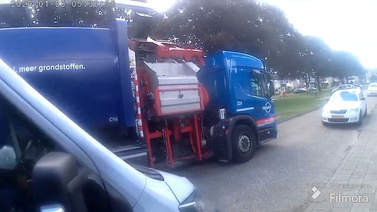Vuilniswagen Scania haald GFt op