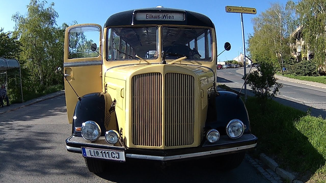HISTORISCHE BUS IN MIKULOV -  Proch&aacute;zka Mikulovem -HISTORICK&Yacute; AUTOBUS V MIKULOVĚ