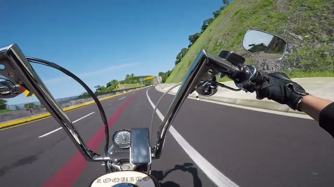 Carretera, viento, arena y mar