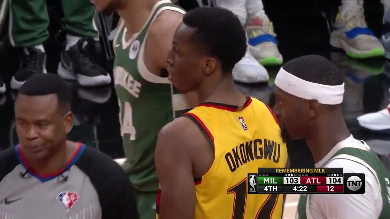 Okongwu blocks Giannis' dunk attempt and forces a jump ball