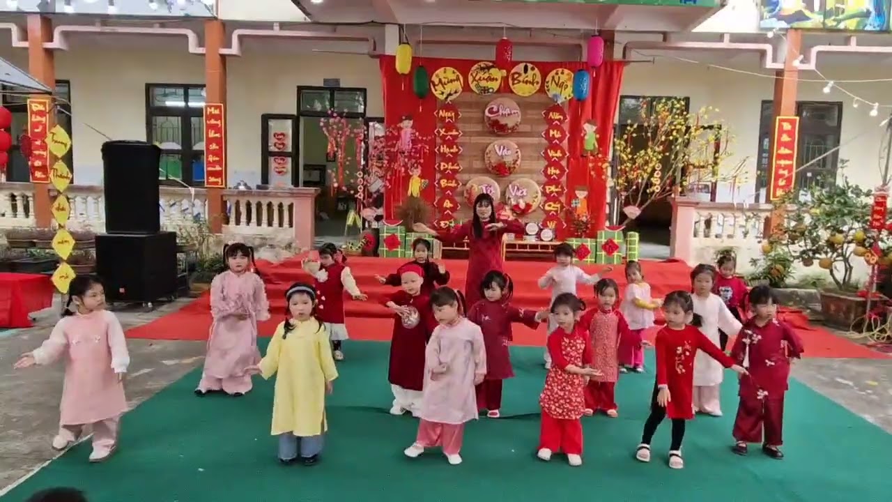 Văn nghệ chào xuân Bính Ngọ lớp 4 tuổi B múa tết đong đầy 