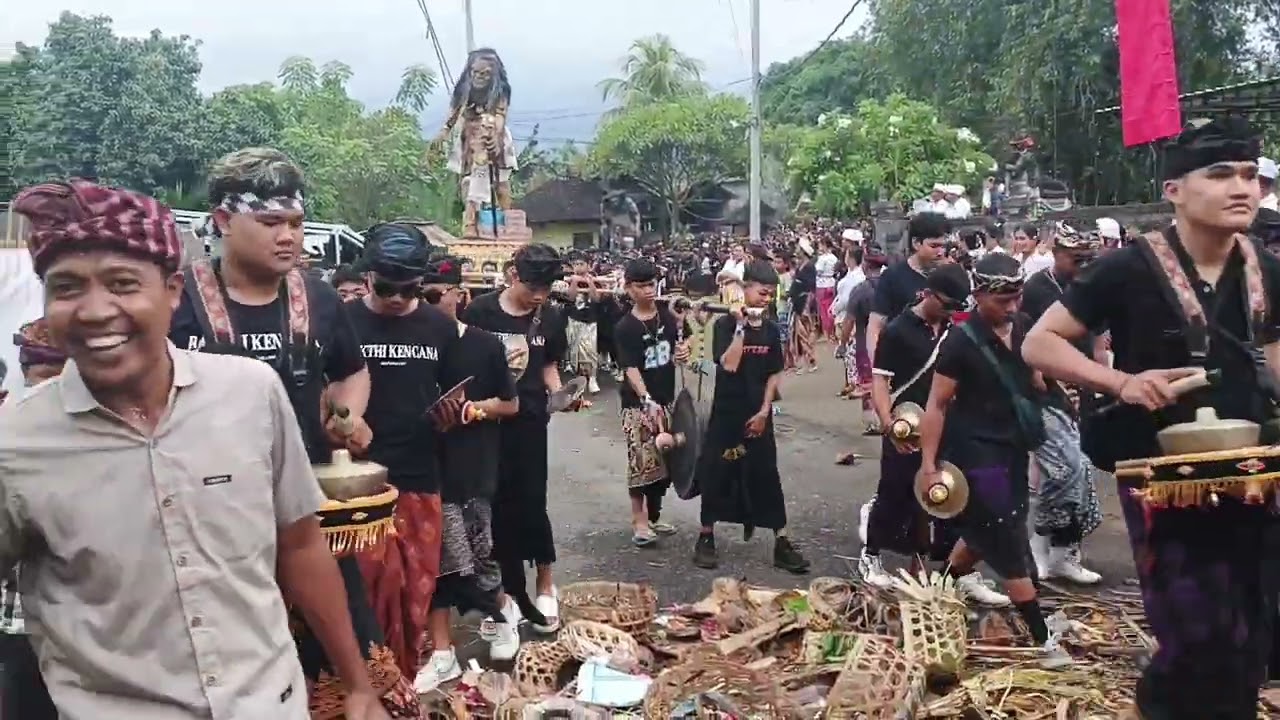 Pengarakan ogohogoh desa adat tukadsumaga