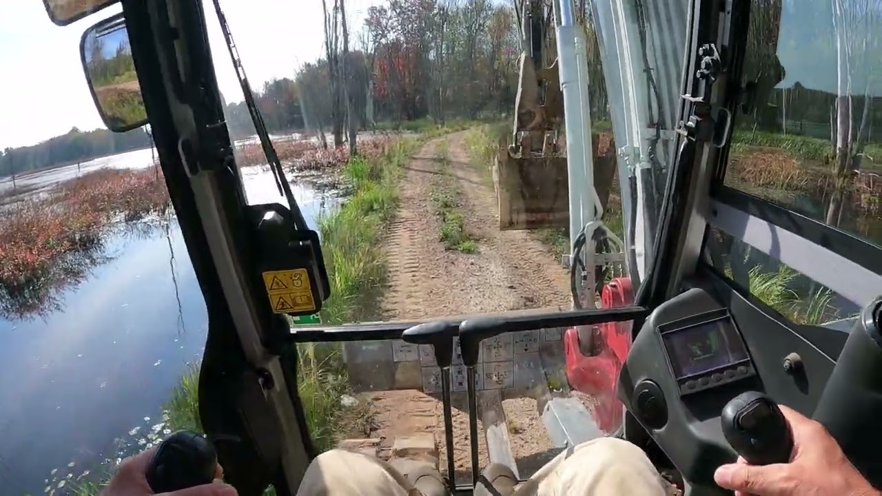 Завершение основного этапа рытья нового пруда с помощью Takeuchi TB290 Elon