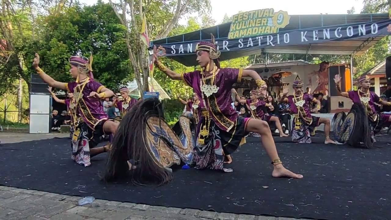 Sanggar Satrio Kencono,Jathilan Turonggo karyawan perform pasar argo wijil,gari Wonosari 