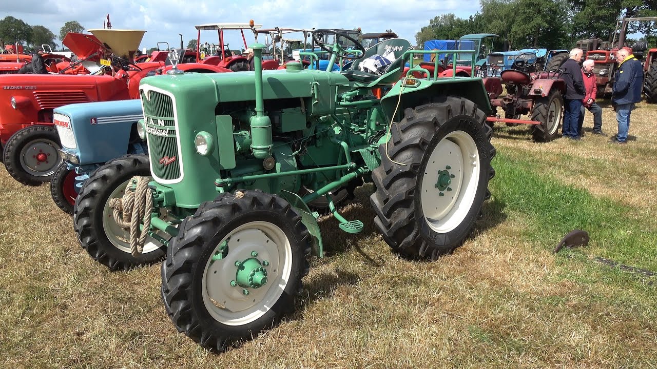Oldtimer trekkers kijken op de show van de Twentse Rakkers (2022)