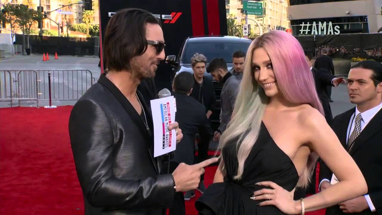 Ke$ha Red Carpet Interview - AMAs 2013