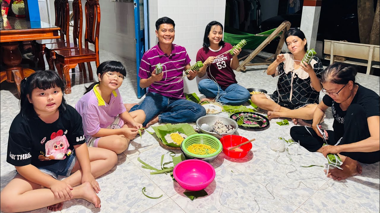 Gia đình Khương Dừa gói bánh tét đón giao thừa 2026