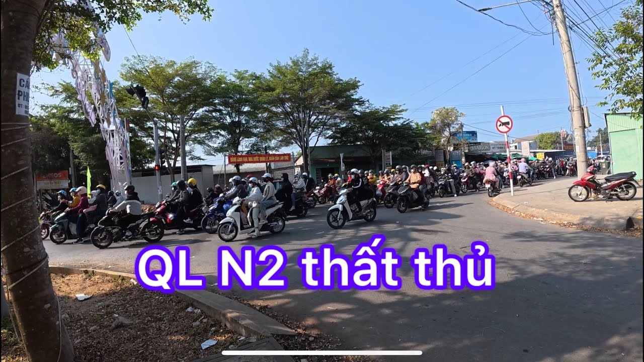 QL N2 dòng xe đổ về Sài Gòn đông nghẹt 