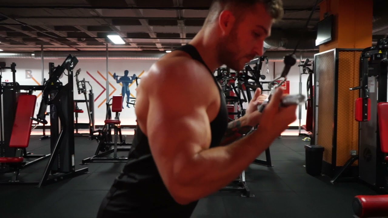 Extensi&oacute;n triceps polea barra Z