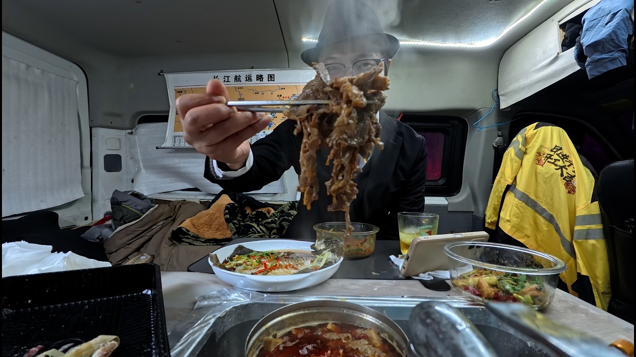 面包车里一个人的除夕，清空钱包摆一桌年夜饭，开心得忍不住摇摆
