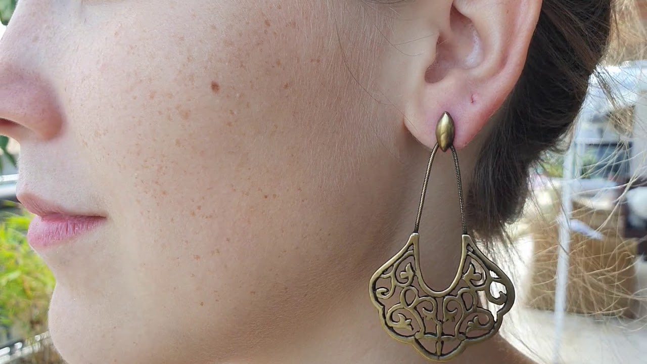 Brinco em Ouro velho - Design Renda Vazada - Leve e Delicado