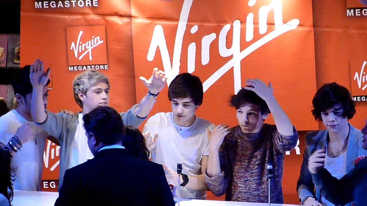 One Direction at Virgin Megastore ,Paris (8)