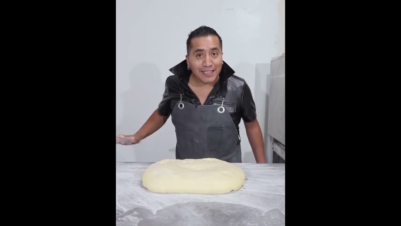 Prepara con harina un pan relleno de queso y jamon
