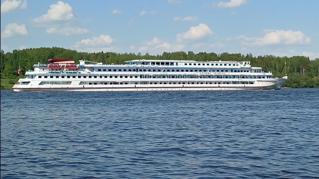 🌈 Теплоход ⛴️ Зосима Шашков проходит 🌈 Плёс 🍀