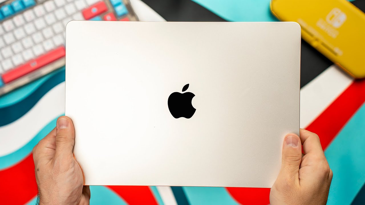 M2 MacBook Air One Month Later! Stuck in the Middle?