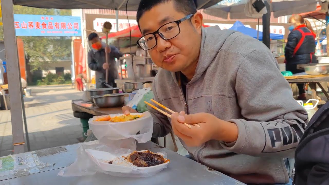陕西蓝田县许庙农历集，农村集市人多美食多，特色小吃众多，真是人间烟火之地#赶集日 #赶集 #农村赶集 #旅游 #人间烟火