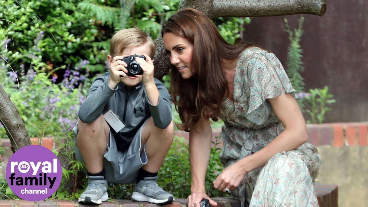 Duchess of Cambridge admires childrens' photos