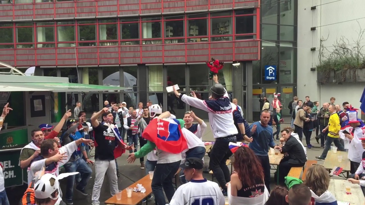 Macejko MS 2017 Slovensk&yacute; fan&uacute;&scaron;ikovia Slovak ice hockey fans