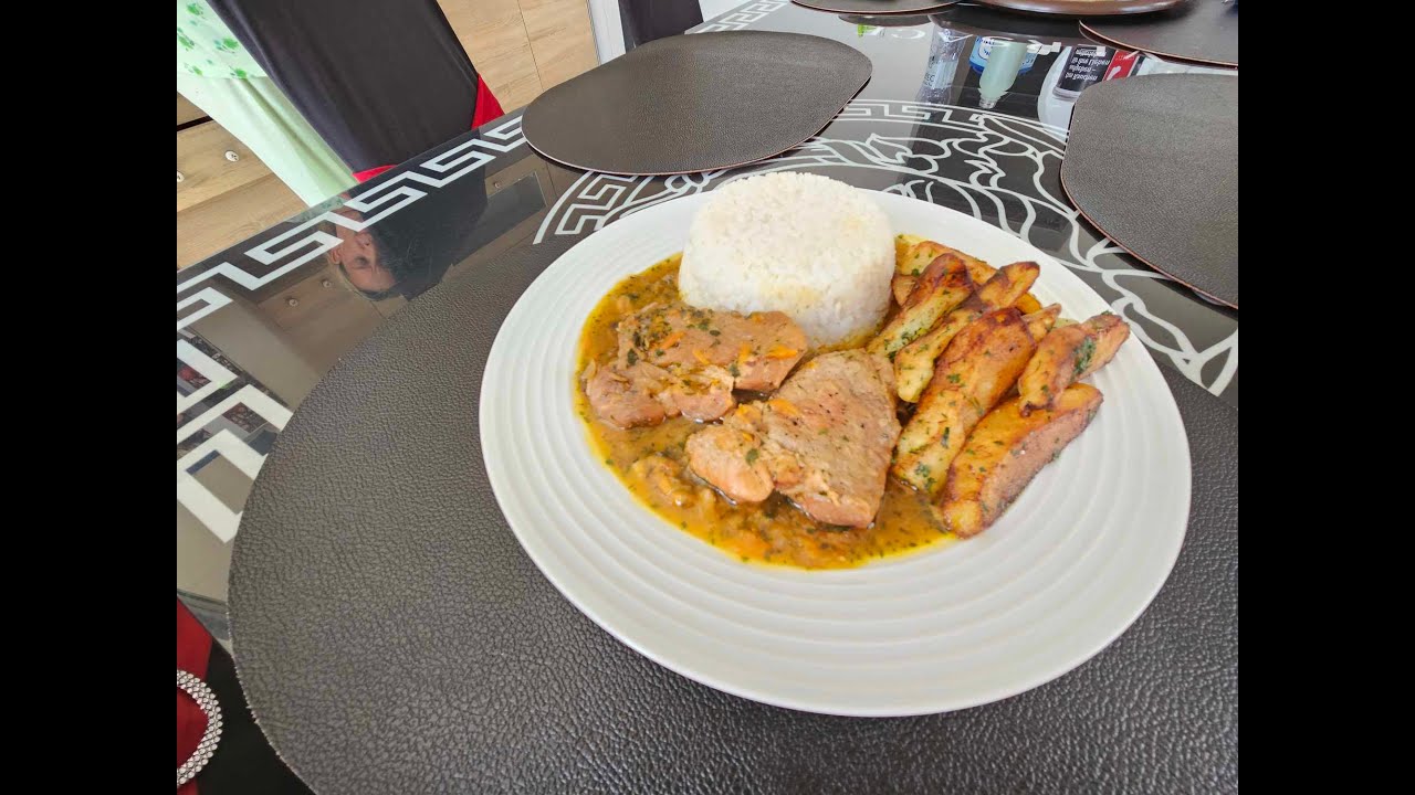 Bravčová krkovička, , dusená ryža , domáce hranolky a lahodná omáčka.