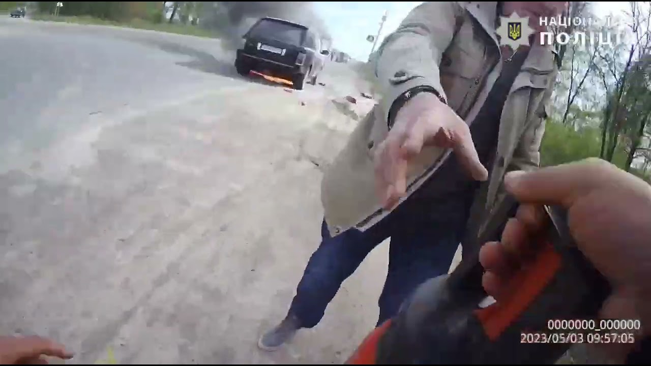 Поліцейські Могилів-Подільського райвідділу допомагали водію загасити автомобіль, який палав