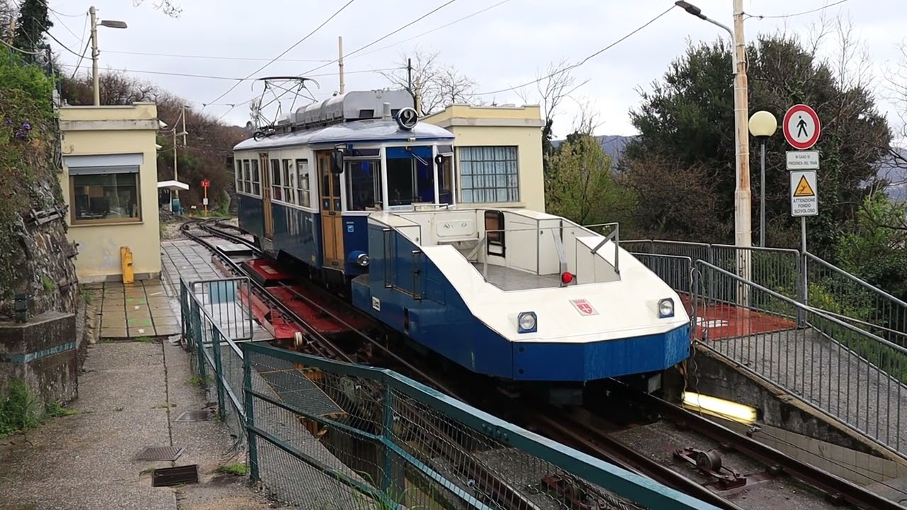 Tramway Trieste - Opicina: Nr. 401 arriving at the upper station of the funicular section