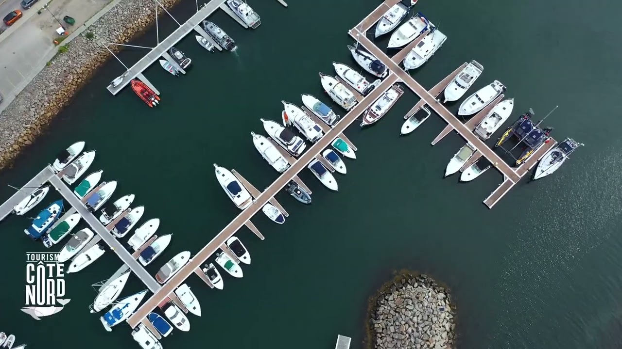 Havre-Saint-Pierre vue du ciel et le quai du Bella Desgagnés