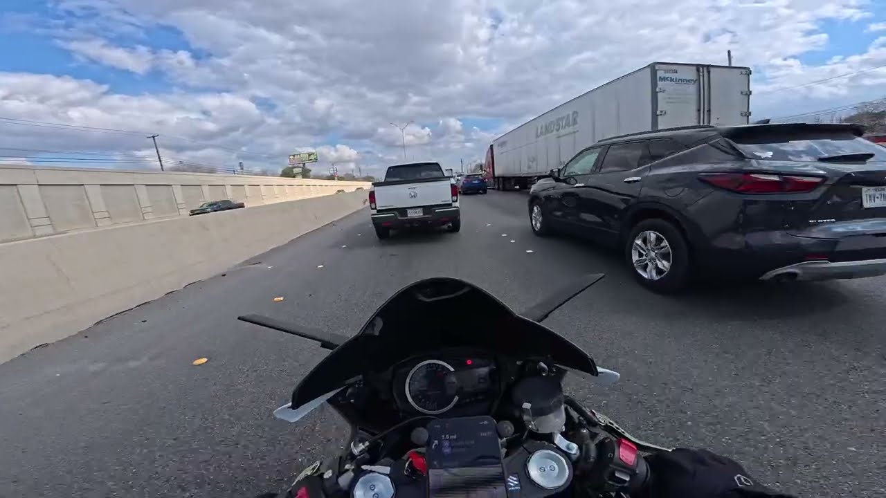 WHEN ARE THEY GOING TO LEGALIZE LANE SPLITTING IN TEXAS??? PROBABLY NEVER CAUSE THEY KNOW WE TO WILD